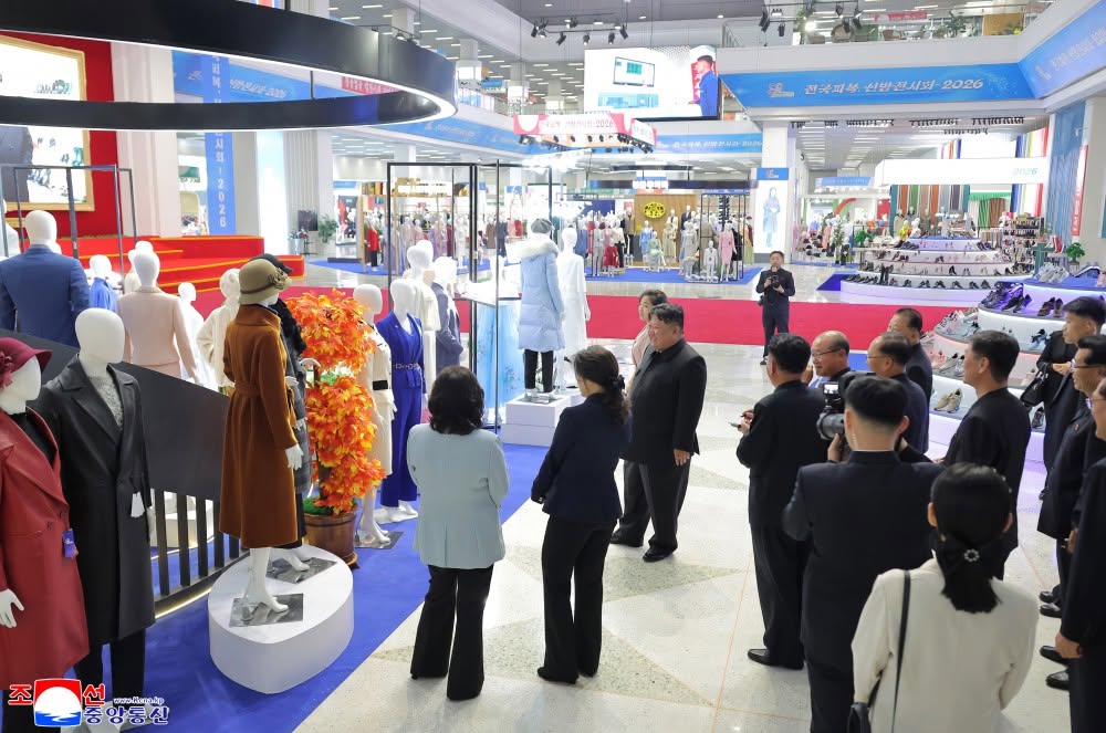 ကိုမာဝင်နေပြီလို့ ကောလာဟလထွက်လာပြီးနောက် သမီးဖြစ်သူ ကင်ဂျူအဲ နဲ့အတူ ကင်ဂျုံအန်း လူမြင်ကွင်းပြန်ထွက်လာ