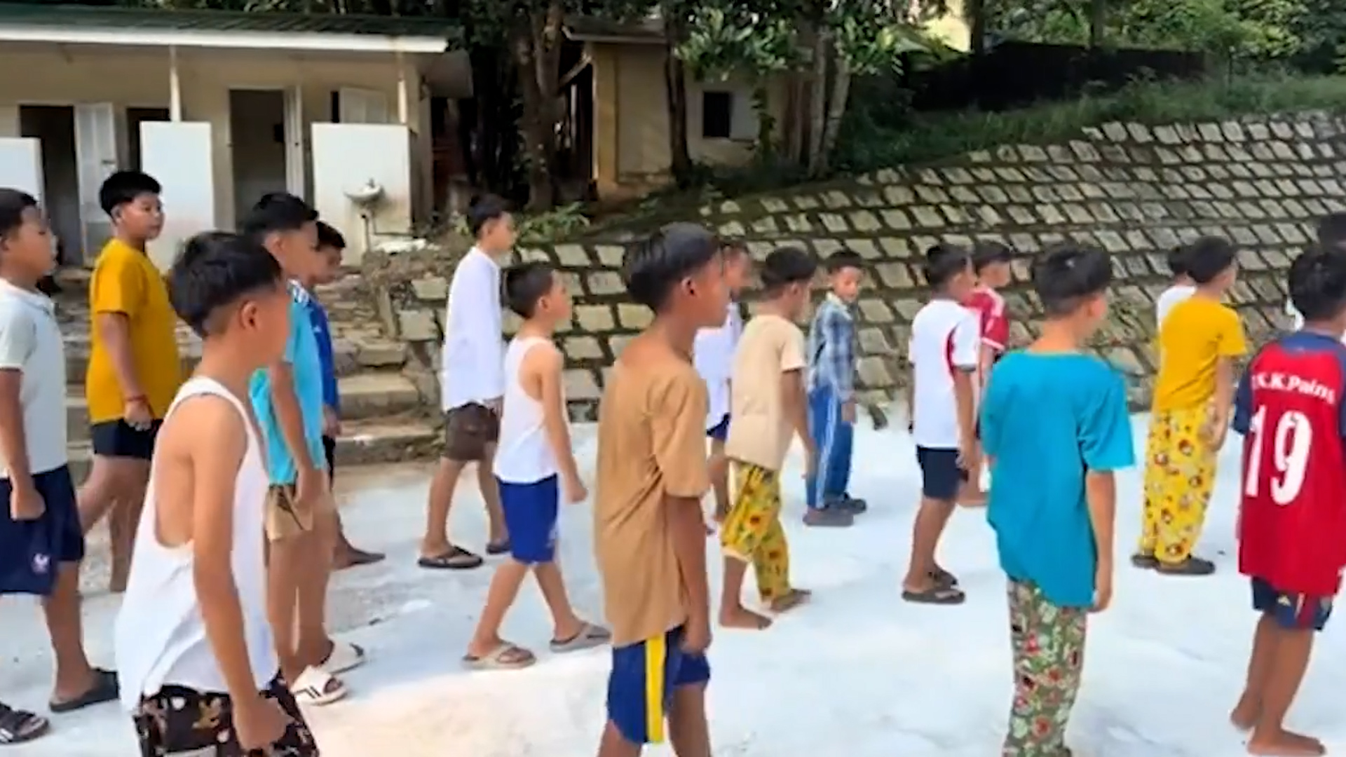 အရှင်ဆေကိန္ဒရဲ့ ဓမ္မဒူတလူငယ်ကျောင်းမှာ ကလေးငယ်တွေကို စစ်ရေးပြပုံစံ လေ့ကျင့်ပေးနေတဲ့ ရုပ်သံထွက်ပေါ်လာ