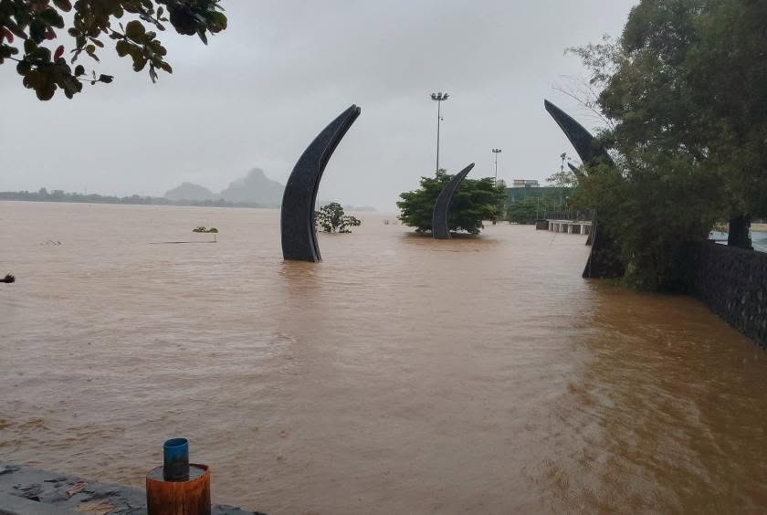 ဘားအံမြို့မှာ သံလွင်မြစ်ရေဟာ စိုးရိမ်ရေမှတ်အထက် ၂ ပေ ၉ လက်မ ကျော်လွန်နေပြီး ပထမအကြိမ်ထက် ပိုမြင့်တက်လာနိုင်တယ်လို့ဆို