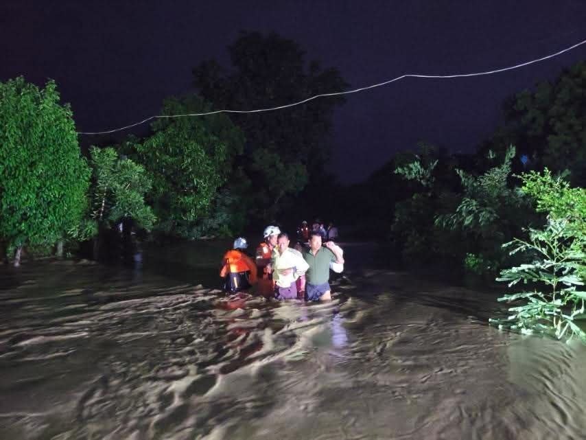 နေပြည်တော်မှာ ရေကြီးရေလျှံမှုတွေ ဖြစ်ပေါ်ခဲ့ပြီး ဆေးရုံက လူနာတချို့ပါ ရွှေ့ပြောင်းပေးခဲ့ရ