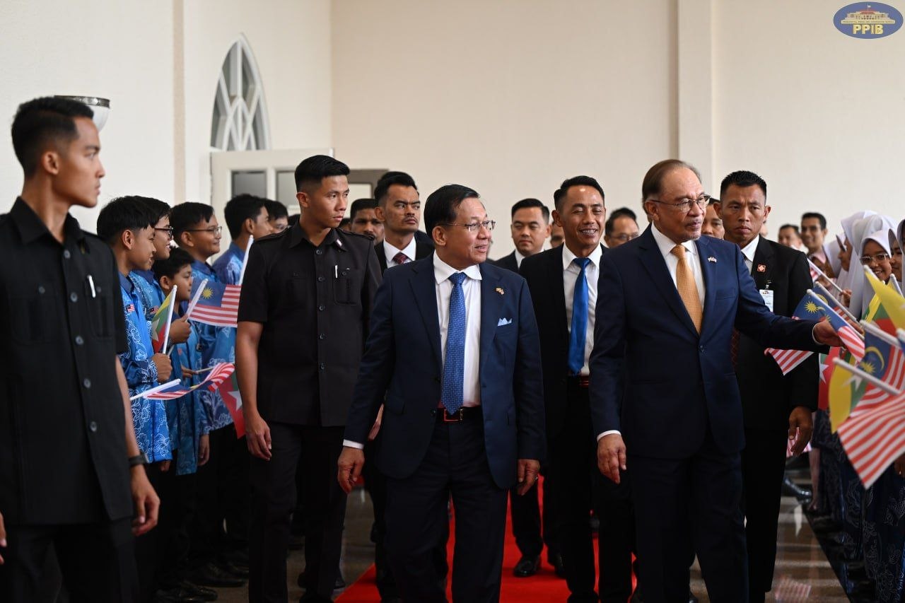 မင်းအောင်လှိုင်ကို ကောဇောနီခင်း ကြိုဆိုမှု ဝေဖန်ခံနေရချိန် မြန်မာကို အာဆီယံအသိုက်အဝန်းထဲ အပြည့်အဝ ပြန်လည်ပါဝင်လာနိုင်ရေး အစွမ်းကုန်ကြိုးပမ်းမယ်လို့ မလေးရှားဝန်ကြီးချုပ်ပြော
