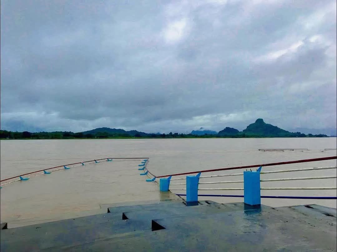 ဘားအံမြို့မှာ သံလွင်မြစ်ရေဟာ စိုးရိမ်ရေမှတ်အထက် ၂ ပေ ၉ လက်မ ကျော်လွန်နေပြီး ပထမအကြိမ်ထက် ပိုမြင့်တက်လာနိုင်တယ်လို့ဆို