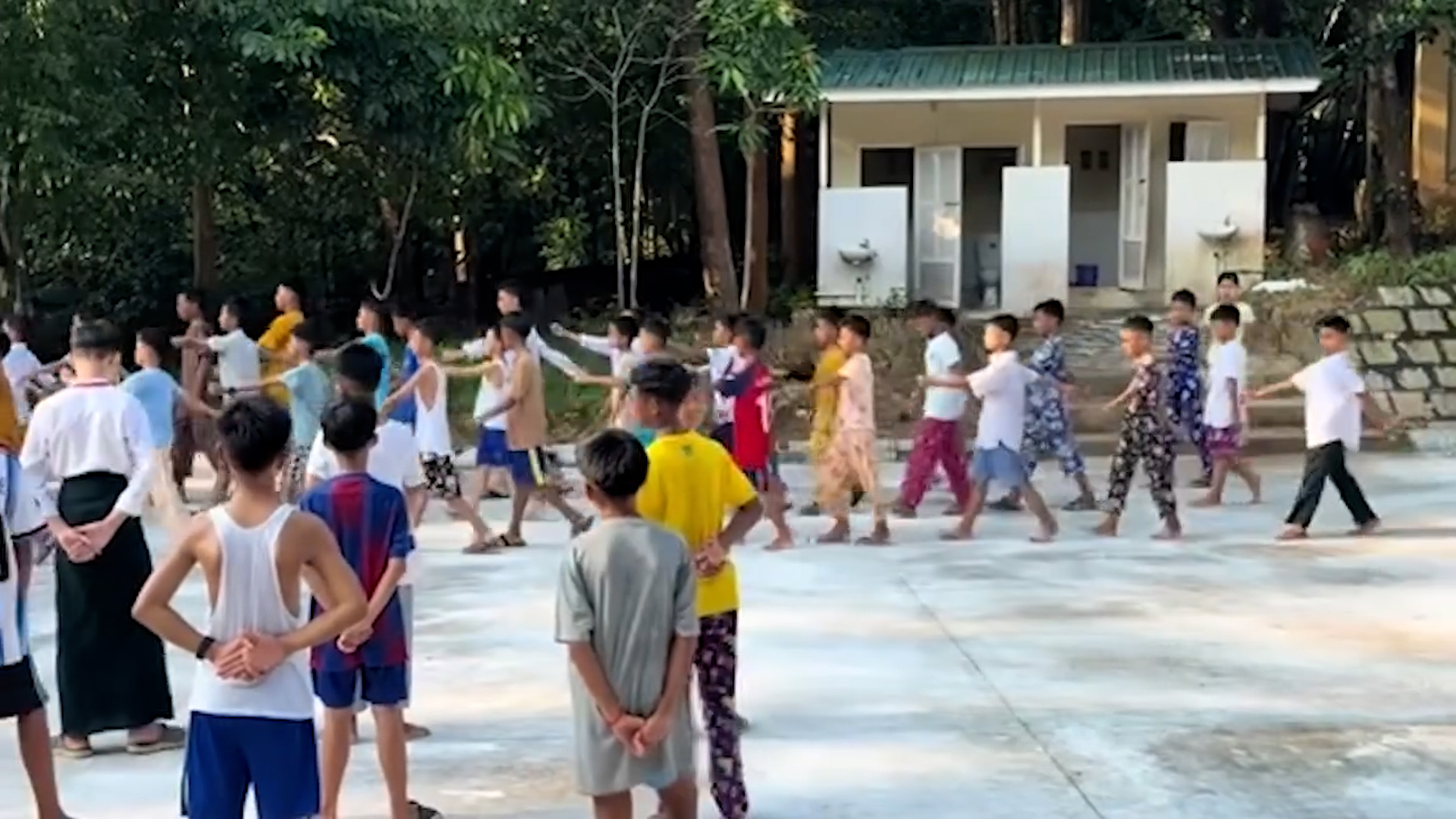အရှင်ဆေကိန္ဒရဲ့ ဓမ္မဒူတလူငယ်ကျောင်းမှာ ကလေးငယ်တွေကို စစ်ရေးပြပုံစံ လေ့ကျင့်ပေးနေတဲ့ ရုပ်သံထွက်ပေါ်လာ