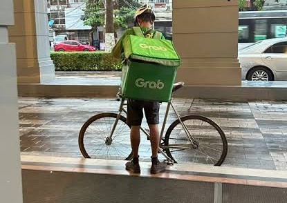 Grab Food ပို့ခတွေ ထက်ဝက်နီးပါးခန့် လျှော့ချလိုက်တာကြောင့် Rider တွေ အခက်အခဲကြုံတွေ့နေရ