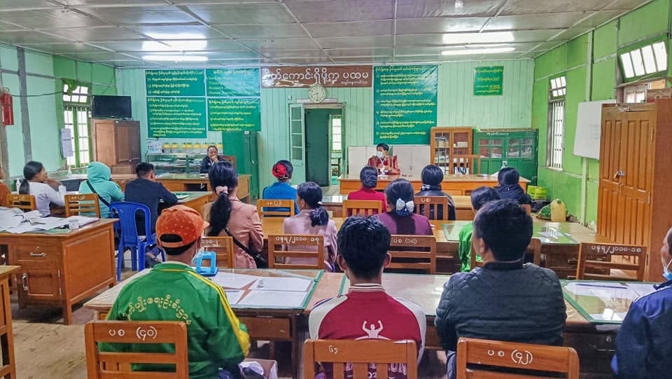 ရာထူးတိုးနဲ့ ပြောင်းလာတာ မကြာသေးတဲ့ ဒုညွှန်မှူးကို လက်နက်ကိုင်အဖွဲ့တစ်ခုက ရုံးထဲအထိ ဝင်ရောက်ဖမ်းဆီးသွား