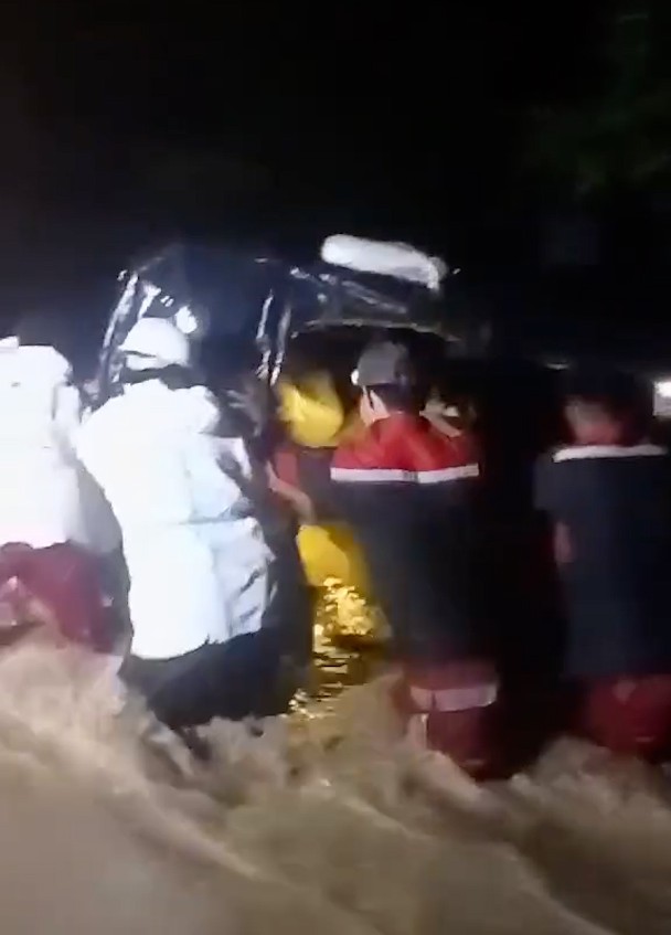 နေပြည်တော်မှာ ရေကြီးရေလျှံမှုတွေ ဖြစ်ပေါ်ခဲ့ပြီး ဆေးရုံက လူနာတချို့ပါ ရွှေ့ပြောင်းပေးခဲ့ရ