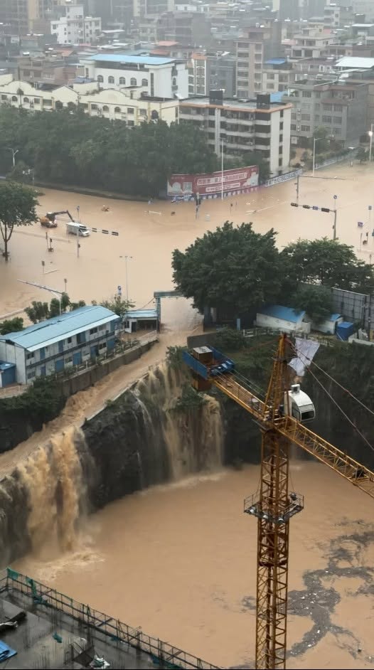တရုတ်မှာ မေဆက် မုန်တိုင်းကြောင့် လူသေဆုံးမှုတွေရှိပြီး လူသောင်းနဲ့ချီ ဘေးလွတ်ရာ ရွှေ့ပြောင်းနေရ