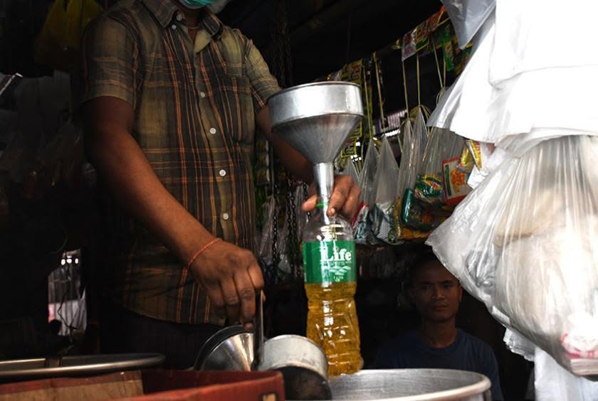 Cooking Oil Shortage Forces Consumers to Buy Sesame and Peanut Oil at High Prices