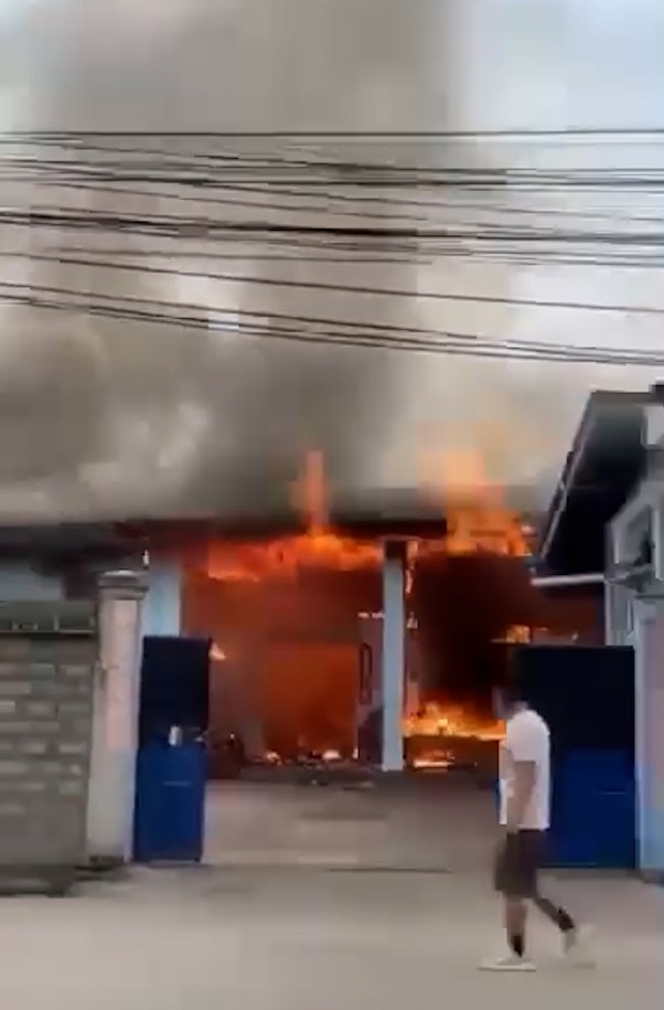 ဘုရားမီးပူဇော်ရာကနေ ဖယောင်းတိုင်ကုန်ပြီး နေအိမ်ကို မီးကူးစက်လောင်ကျွမ်း