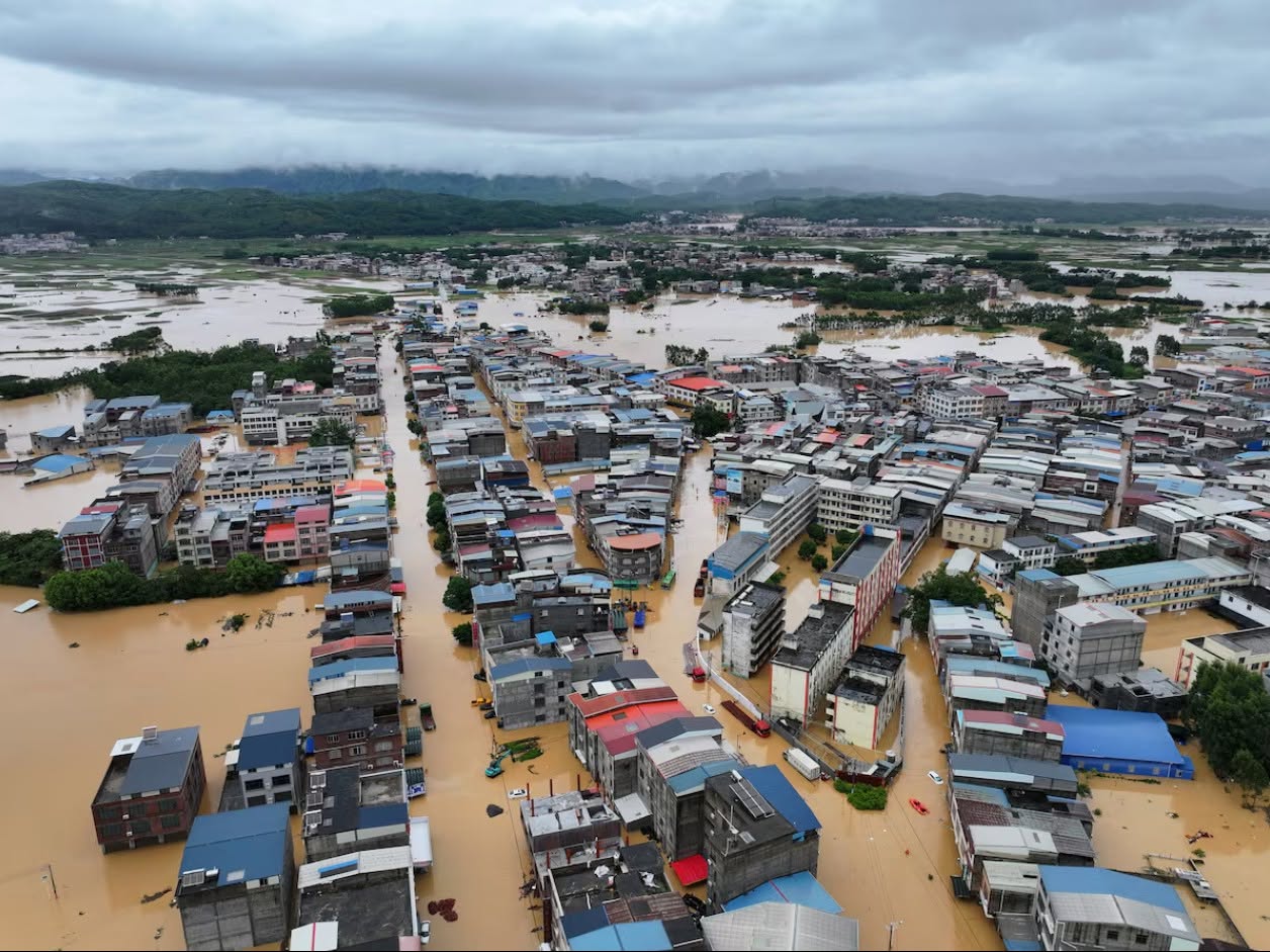 တရုတ်မှာ မေဆက် မုန်တိုင်းကြောင့် လူသေဆုံးမှုတွေရှိပြီး လူသောင်းနဲ့ချီ ဘေးလွတ်ရာ ရွှေ့ပြောင်းနေရ