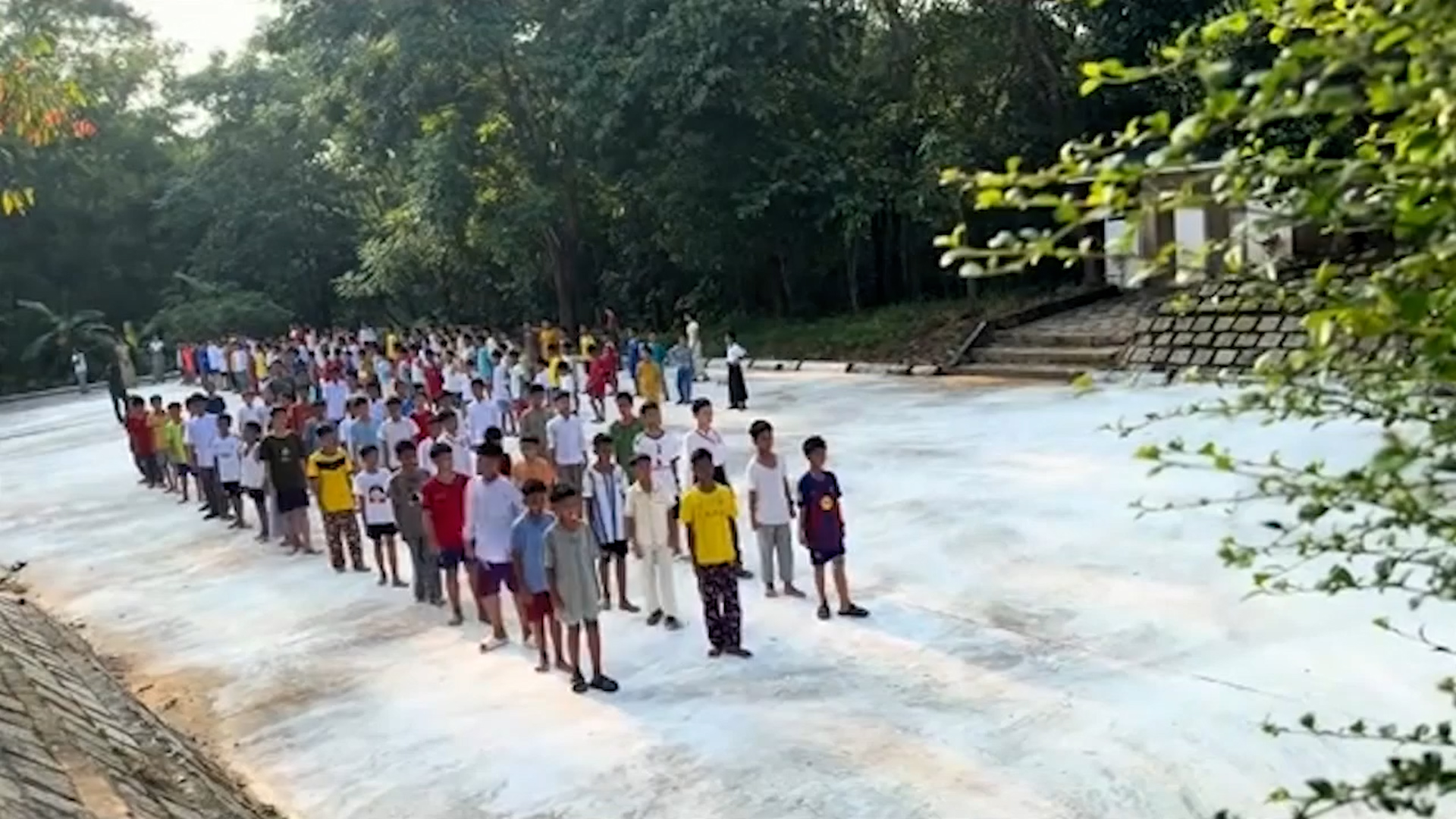 အရှင်ဆေကိန္ဒရဲ့ ဓမ္မဒူတလူငယ်ကျောင်းမှာ ကလေးငယ်တွေကို စစ်ရေးပြပုံစံ လေ့ကျင့်ပေးနေတဲ့ ရုပ်သံထွက်ပေါ်လာ