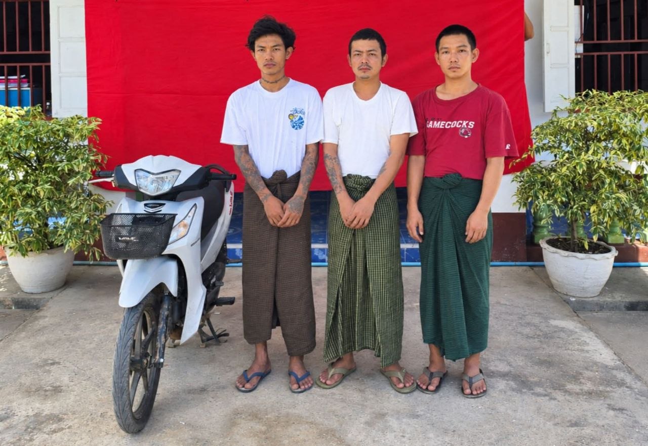 ရဲအယောင်ဆောင်ကာ ဆိုင်ကယ်လုယက်သူတွေ ဖမ်းဆီးခံရ၊ ရဲတွေလုပ်တတ်တဲ့ ပုံစံအတိုင်း လုယက်ခဲ့တာလို့ဆို 