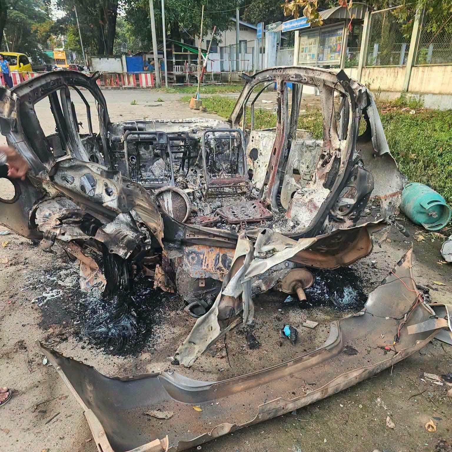 မြဝတီမြို့ ရဲစခန်းအနီး ပေါက်ကွဲမှုဖြစ်ပြီး ကား ၂ စီးနှင့် မော်တော်ပီကယ်ရုံးမီးလောင်ပျက်စီး