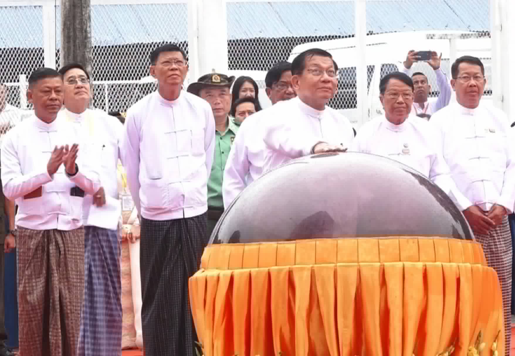 ဝဇီရာကဇာတ်ရုံ ဖွင့်ပွဲတက် မင်းအောင်လှိုင်ကို မရောင်ရာဆီလူး သမ္မတတုလို့  ပြည်သူတွေဝေဖန်