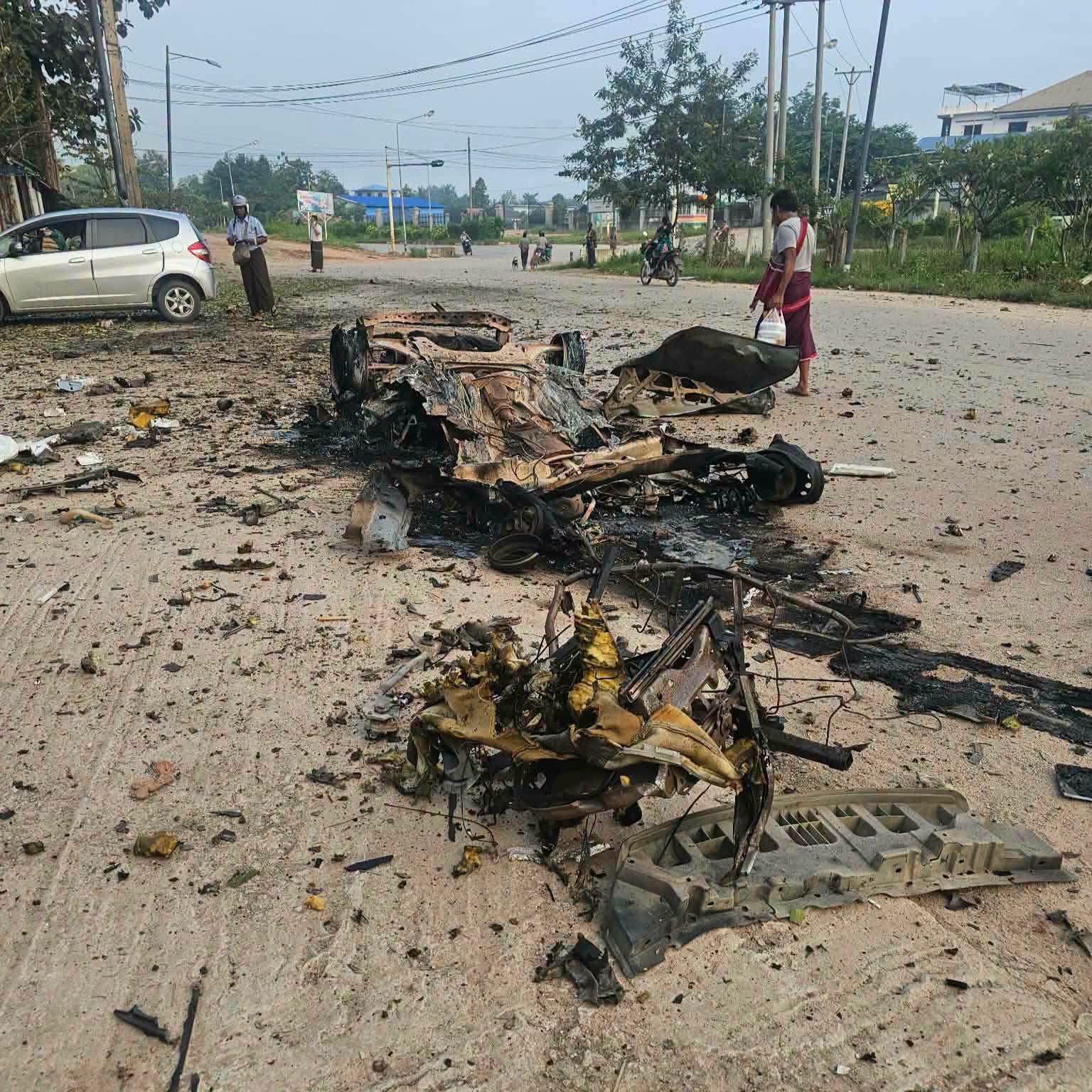 မြဝတီမြို့ ရဲစခန်းအနီး ပေါက်ကွဲမှုဖြစ်ပြီး ကား ၂ စီးနှင့် မော်တော်ပီကယ်ရုံးမီးလောင်ပျက်စီး