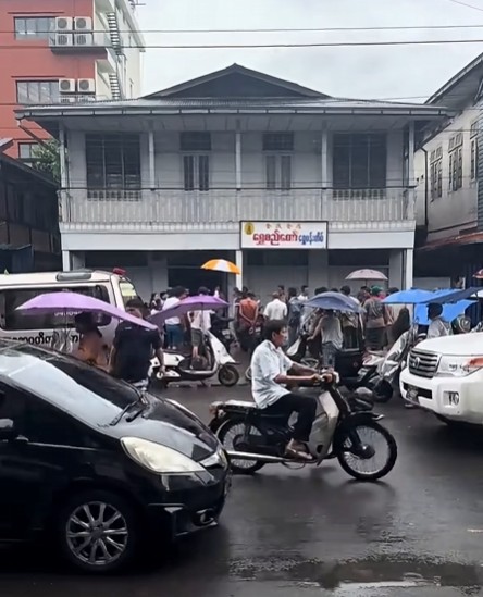 မြစ်ကြီးနား ဈေး(၁)အနီး ရွှေပန်းတိမ်ဆိုင်တွင် အမျိုးသားနှင့် အမျိုးသမီးနှစ်ဦး လုယက်မှုကျူးလွန်၊ ၃ ဦး ဖမ်းဆီးထားဟုဆို