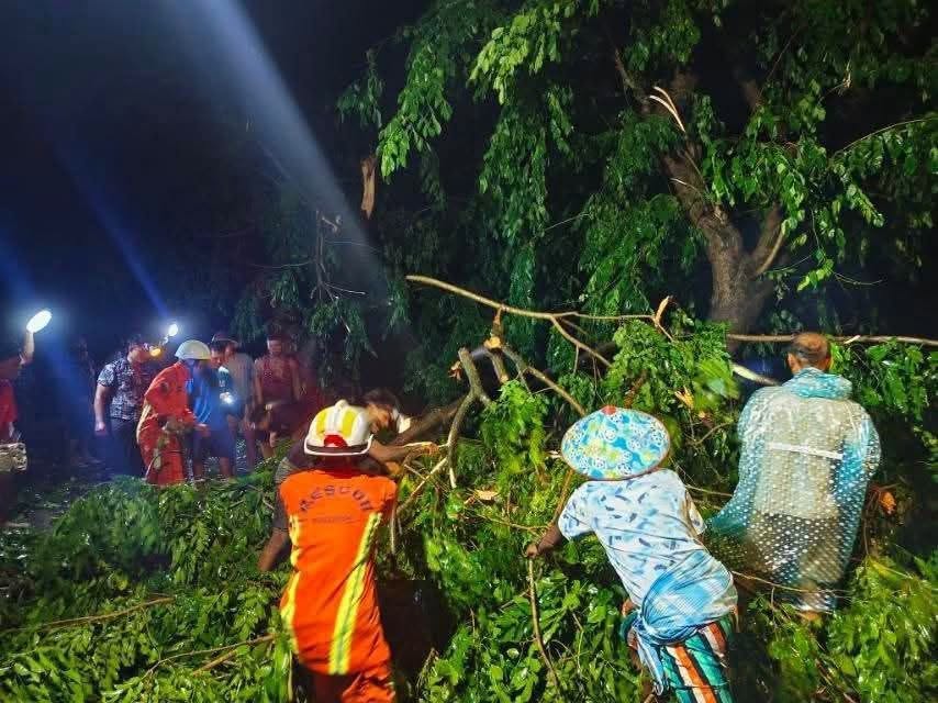 မြန်မာနိုင်ငံအောင်ပိုင်းက မြို့နယ်အတော်များများမှာ လေဆင်နှာမောင်း တိုက်ခတ်သွားလို့ ပျက်စီးဆုံးရှုံးမှုများခဲ့