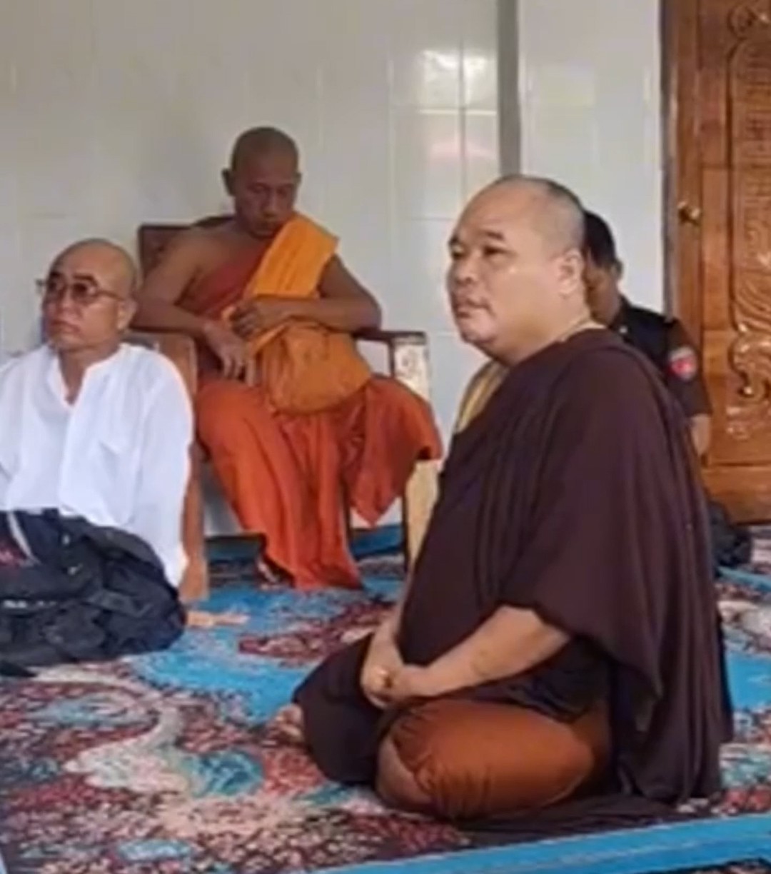 ဒကာ၊ ဒကာမတွေနဲ့အတူ ကခုန်ခဲ့တဲ့ ကျောင်းထိုင်ဘုန်းကြီးတစ်ပါးကို လူဝတ်လဲကာ နယ်နှင်ဒဏ်ပေး