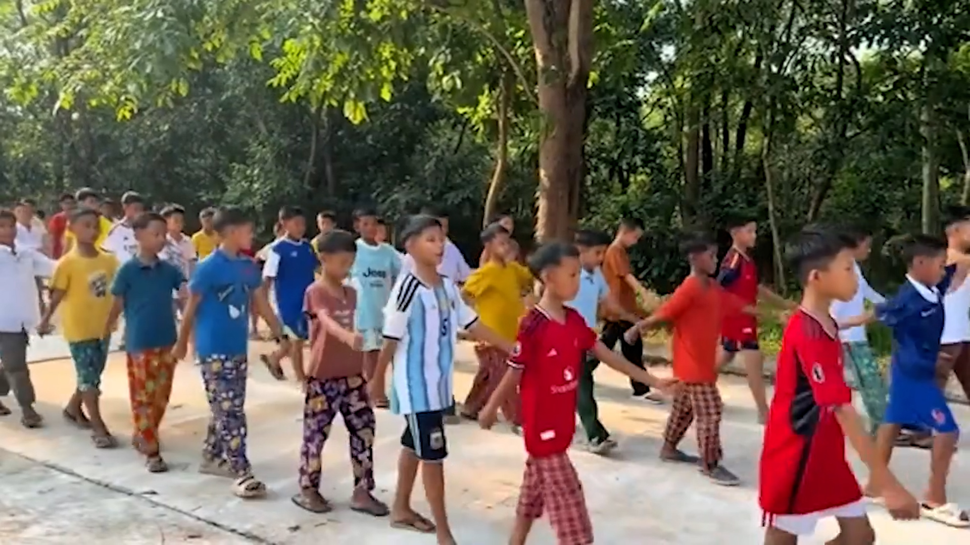 အရှင်ဆေကိန္ဒရဲ့ ဓမ္မဒူတလူငယ်ကျောင်းမှာ ကလေးငယ်တွေကို စစ်ရေးပြပုံစံ လေ့ကျင့်ပေးနေတဲ့ ရုပ်သံထွက်ပေါ်လာ