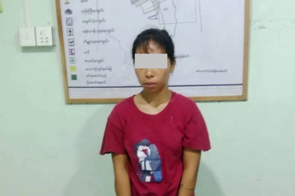 အမျိုးသမီးတဦးရဲ့ ရင်ဘတ်ထဲက ဆေးပြားတွေကို လူမြင်ကွင်းမှာ အတင်းနှိုက်ကာ ဖမ်းဆီးမှုဖြစ်ပွား