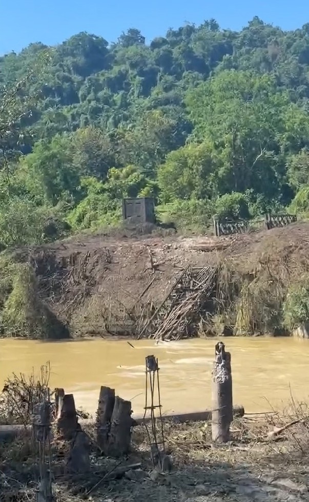 密支那-八莫公路两座桥梁遭喷气战机轰炸摧毁
