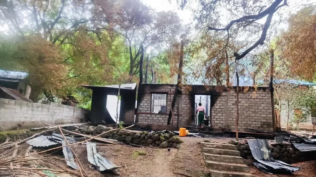 ကျောက်ပန်းတောင်းမြို့နယ်မှာ အာဏာသိမ်း စစ်တပ်က ရွှေထည်ပစ္စည်းတွေ လုယူသွားပြီး နေအိမ်တွေကို မီးရှို့ဖျက်ဆီးခဲ့