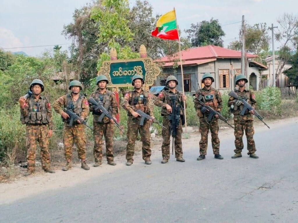 Non CDM ကျောင်းဆရာမကို ယောက်ျားဖြစ်သူ ရှေ့မှာတင် အာဏာသိမ်းစစ်အုပ်စုမှ တပ်ဖွဲ့ဝင် ၅ ဦးက လိင်ပိုင်းဆိုင်ရာပြုကျင့် 