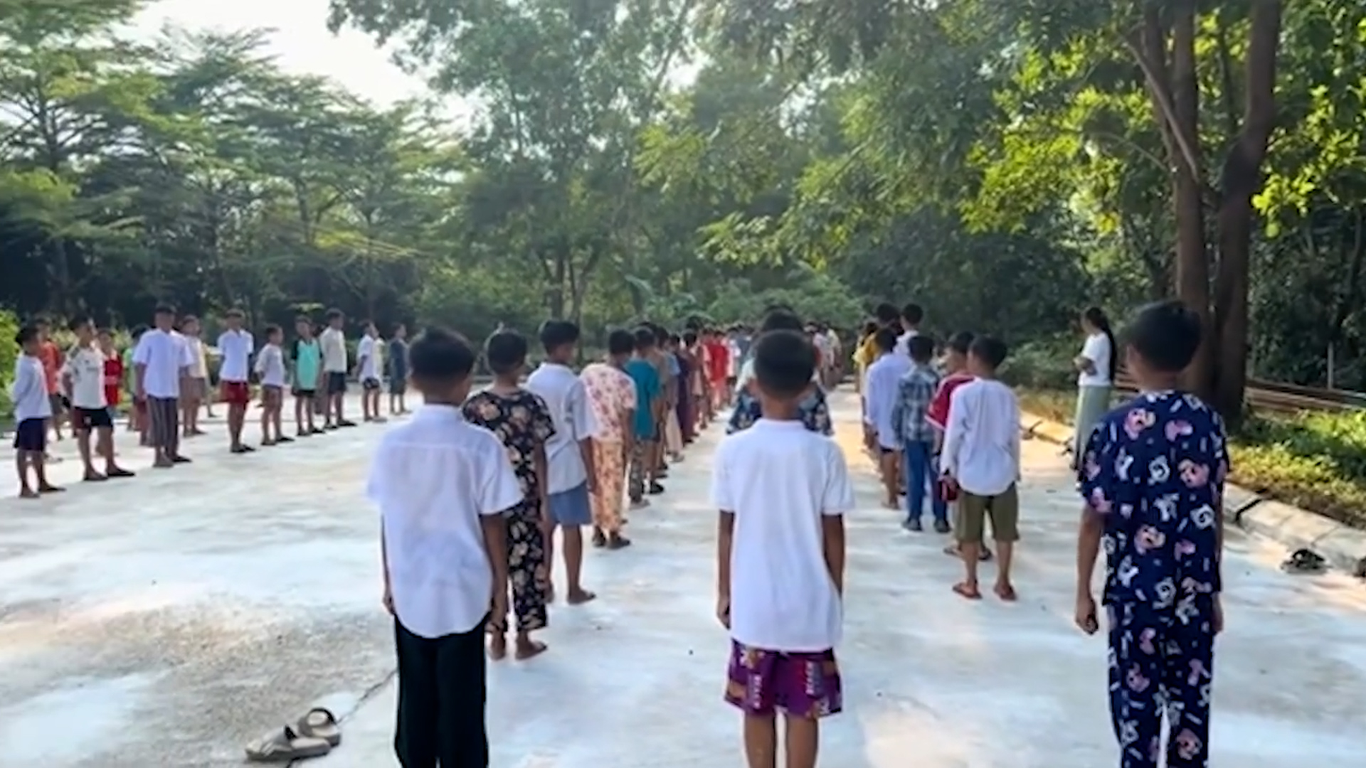 အရှင်ဆေကိန္ဒရဲ့ ဓမ္မဒူတလူငယ်ကျောင်းမှာ ကလေးငယ်တွေကို စစ်ရေးပြပုံစံ လေ့ကျင့်ပေးနေတဲ့ ရုပ်သံထွက်ပေါ်လာ