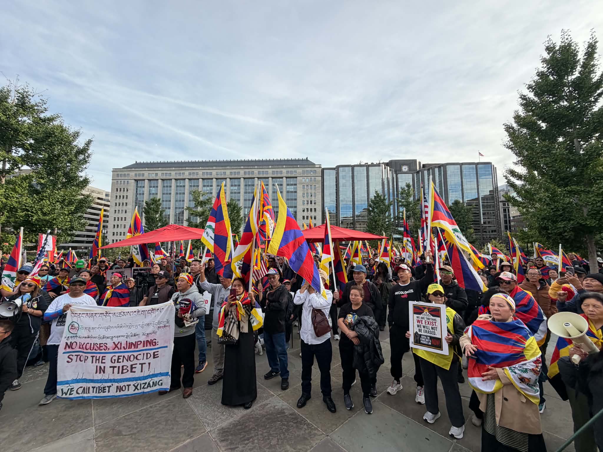 ဝါရှင်တန်ဒီစီသို့ ရောက်ရှိနေတဲ့ တရုတ်သမ္မတ ရှီကျင့်ဖျင်ကို ဆန္ဒပြ