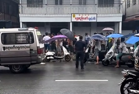 မြစ်ကြီးနား ဈေး(၁)အနီး ရွှေပန်းတိမ်ဆိုင်တွင် အမျိုးသားနှင့် အမျိုးသမီးနှစ်ဦး လုယက်မှုကျူးလွန်၊ ၃ ဦး ဖမ်းဆီးထားဟုဆို