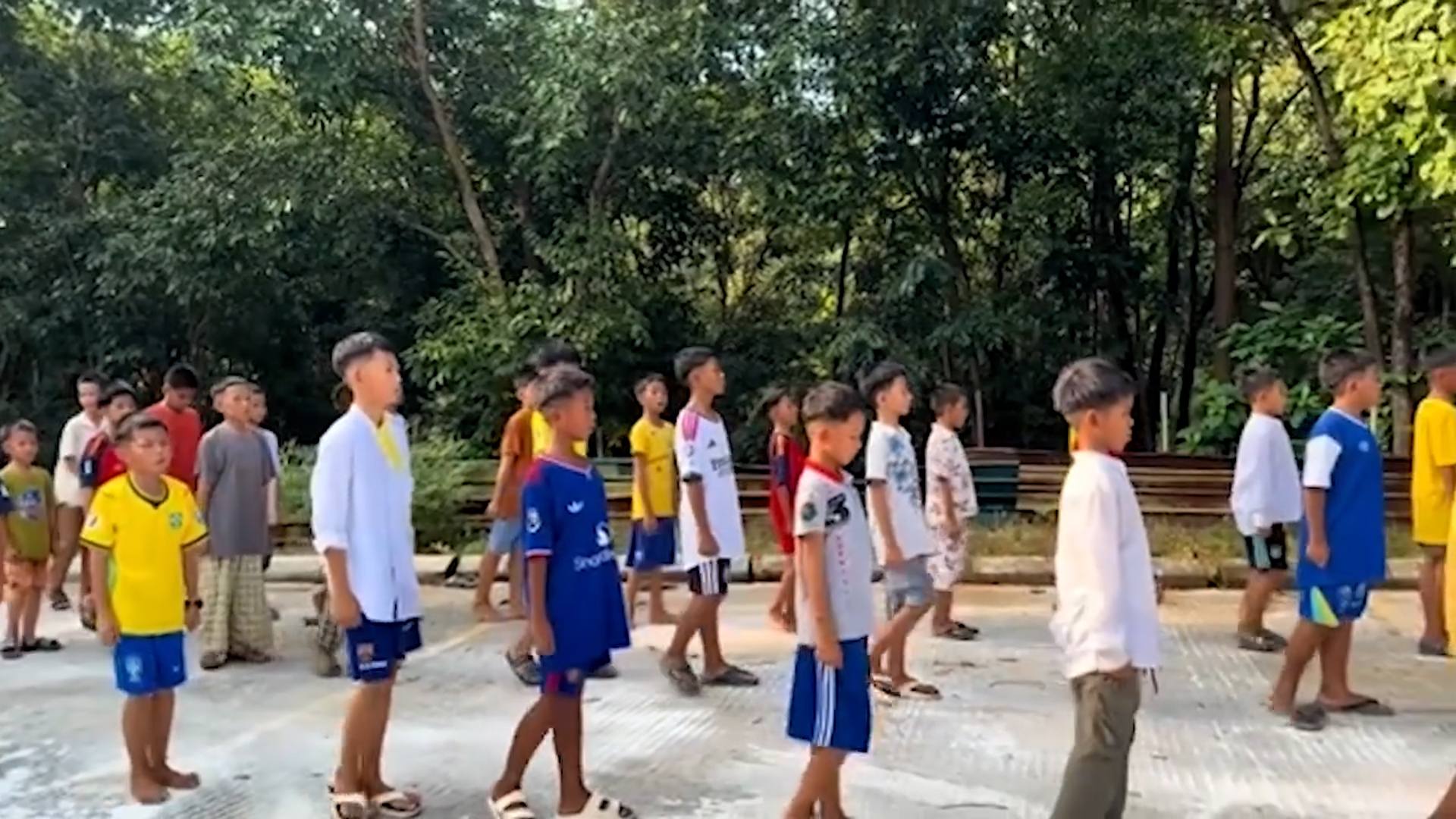 အရှင်ဆေကိန္ဒရဲ့ ဓမ္မဒူတလူငယ်ကျောင်းမှာ ကလေးငယ်တွေကို စစ်ရေးပြပုံစံ လေ့ကျင့်ပေးနေတဲ့ ရုပ်သံထွက်ပေါ်လာ