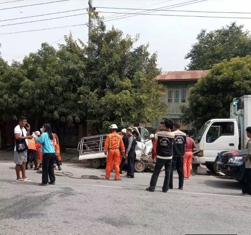 ဆွမ်းကပ်ဖို့သွားတဲ့ကား ဘရိတ်ပေါက်ပြီး လမ်းဘေးရပ်ထားတဲ့ ဘောက်ကားကို ဝင်တိုက်လို့ ၁၀ ဦး သေဆုံးကာ ၃ ဦး ပြင်းထန်ဒဏ်ရာရ