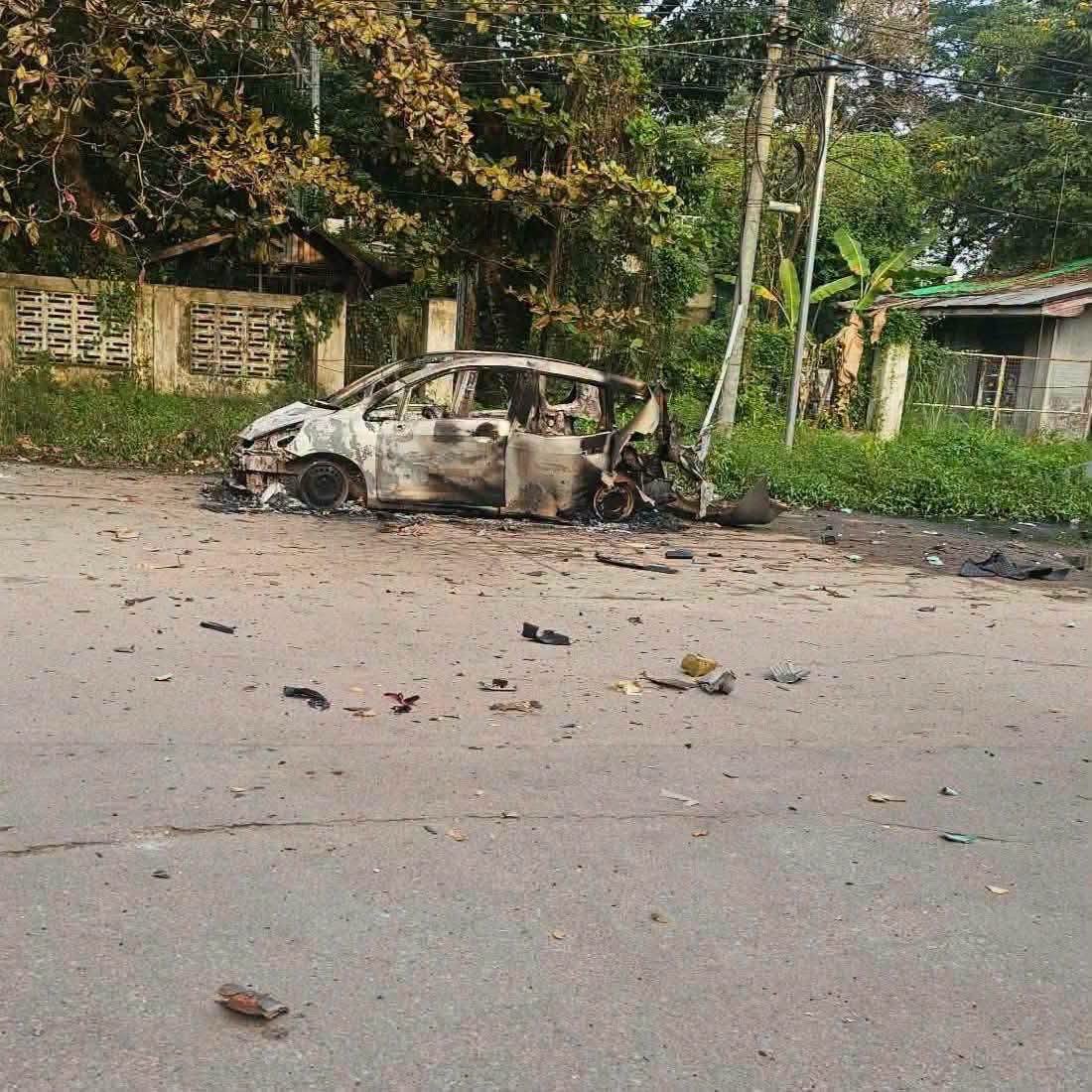 မြဝတီမြို့ ရဲစခန်းအနီး ပေါက်ကွဲမှုဖြစ်ပြီး ကား ၂ စီးနှင့် မော်တော်ပီကယ်ရုံးမီးလောင်ပျက်စီး
