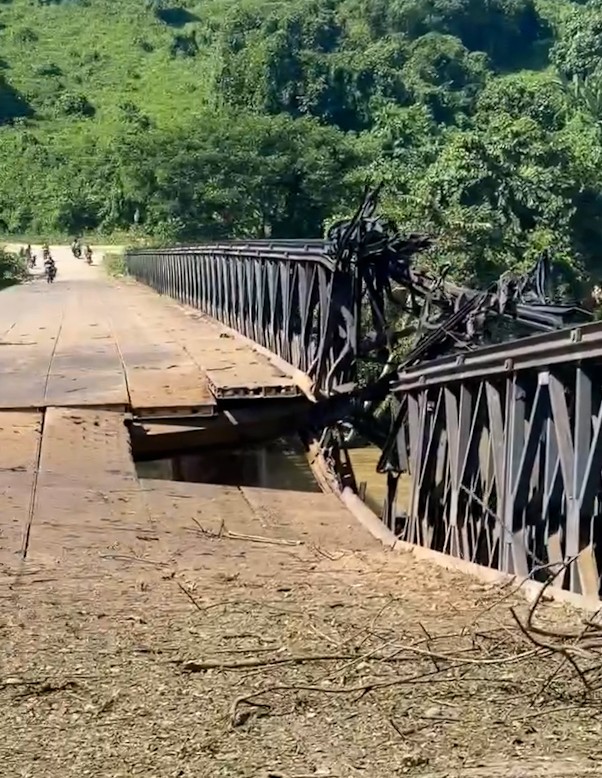 密支那-八莫公路两座桥梁遭喷气战机轰炸摧毁