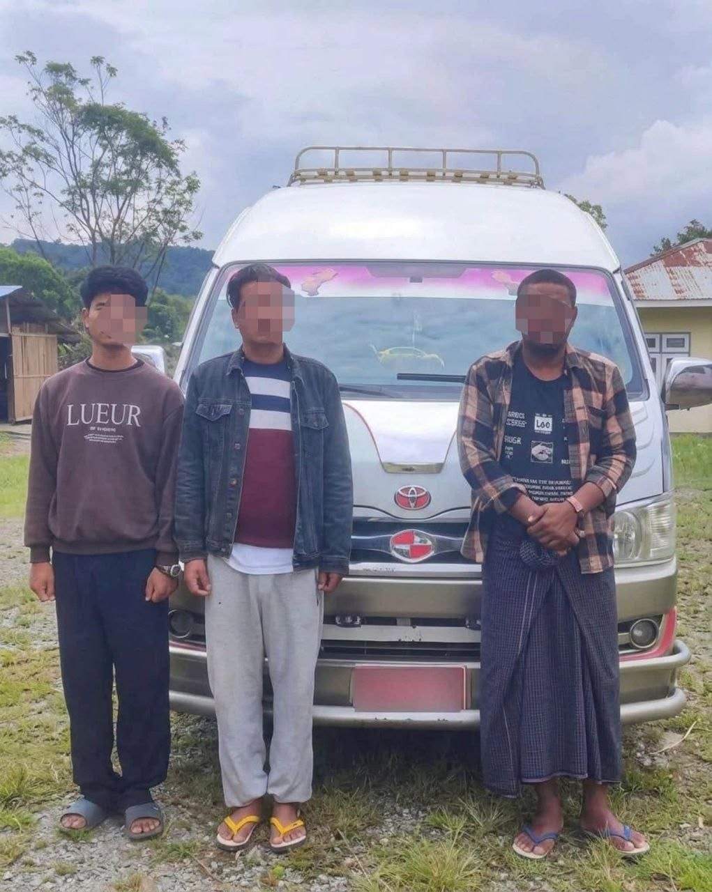 ကားပေါ် ဂျင်းဘောင်းဘီတွေ သယ်လာလို့ဆိုကာ ယာဥ်မောင်းနဲ့ အတူပါသူတွေကို ပို့ကုန်သွင်းကုန်ဥပဒေနဲ့ ဖမ်းဆီး