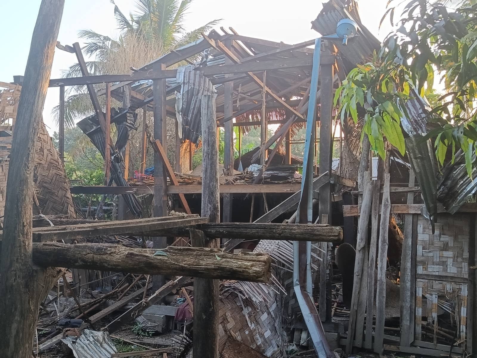 ကပစ ၁၂ မှ တက်လာတဲ့ ပါရာမော်တာ ၃ စီးက တိုက်ခိုက်ခဲ့လို့ အသက်မပြည့်သေးတဲ့ ကလေးငယ်အပါအဝင် ၂ ဦး သေဆုံးခဲ့ပြီး ၃ ဦးဒဏ်ရာရ