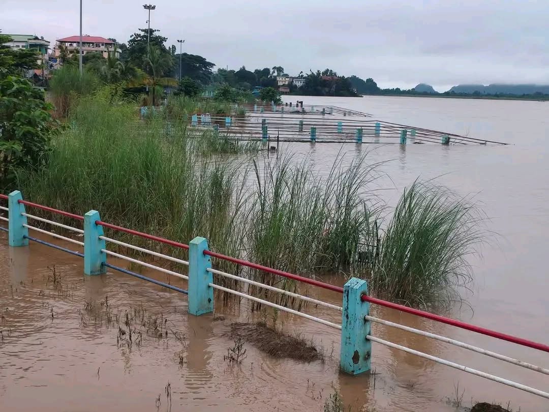 ဘားအံမြို့မှာ သံလွင်မြစ်ရေဟာ စိုးရိမ်ရေမှတ်အထက် ၂ ပေ ၉ လက်မ ကျော်လွန်နေပြီး ပထမအကြိမ်ထက် ပိုမြင့်တက်လာနိုင်တယ်လို့ဆို