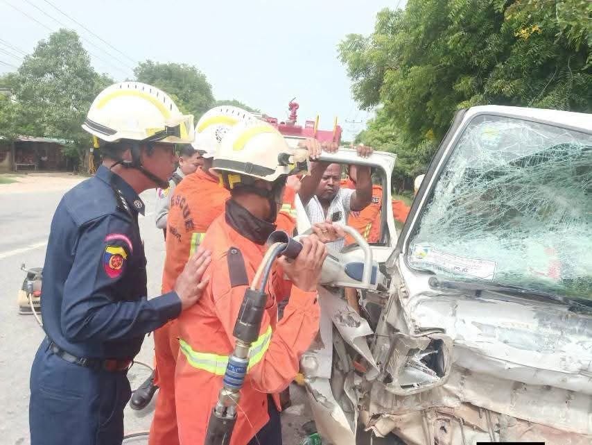 ဆွမ်းကပ်ဖို့သွားတဲ့ကား ဘရိတ်ပေါက်ပြီး လမ်းဘေးရပ်ထားတဲ့ ဘောက်ကားကို ဝင်တိုက်လို့ ၁၀ ဦး သေဆုံးကာ ၃ ဦး ပြင်းထန်ဒဏ်ရာရ