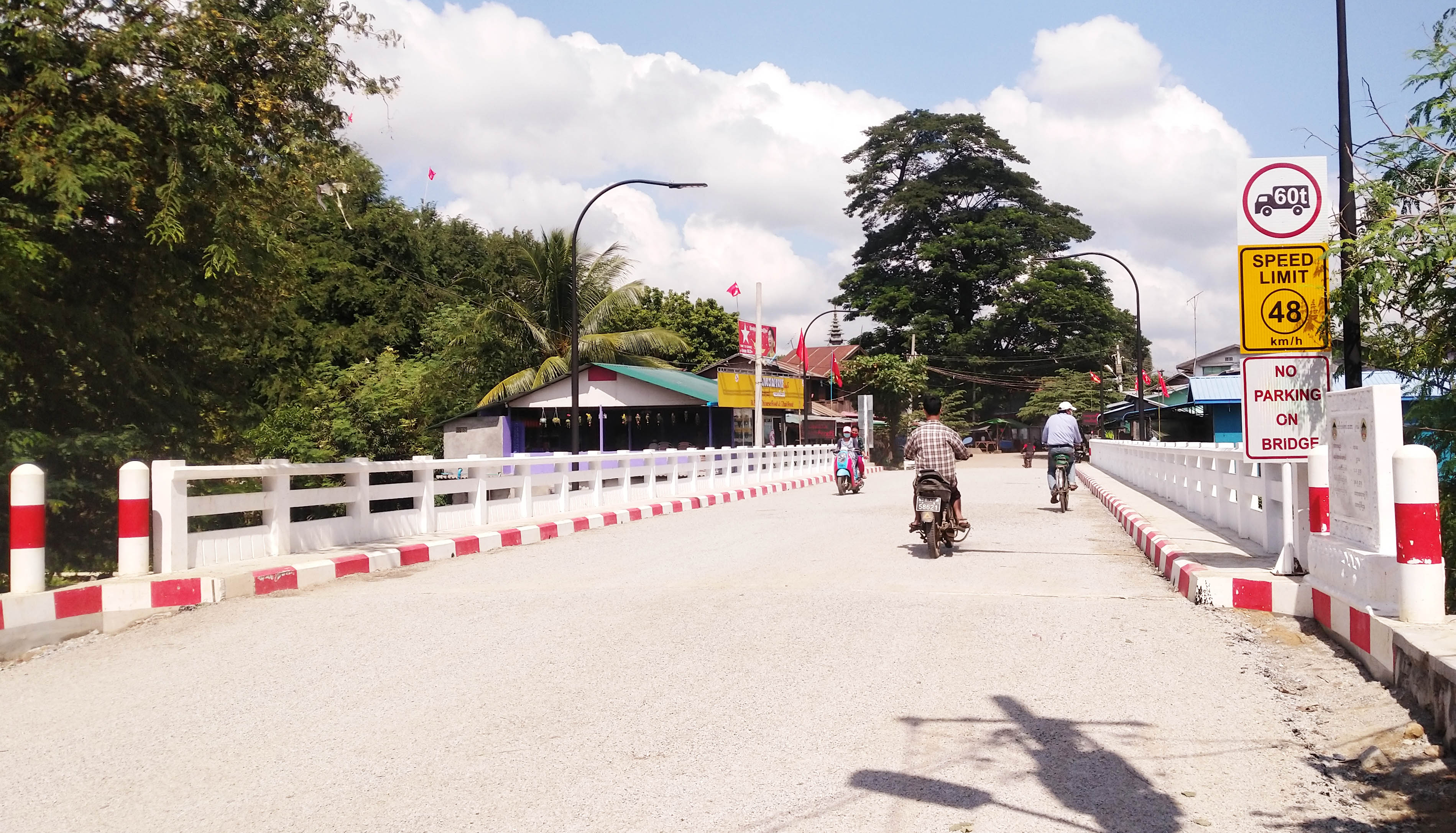 နေပြည်တော် ရွှေနံ့သာဂိတ်မှာ Without ကားတွေကို သိန်းဆယ်နဲ့ချီတောင်းပြီး လွှတ်ပေးနေ