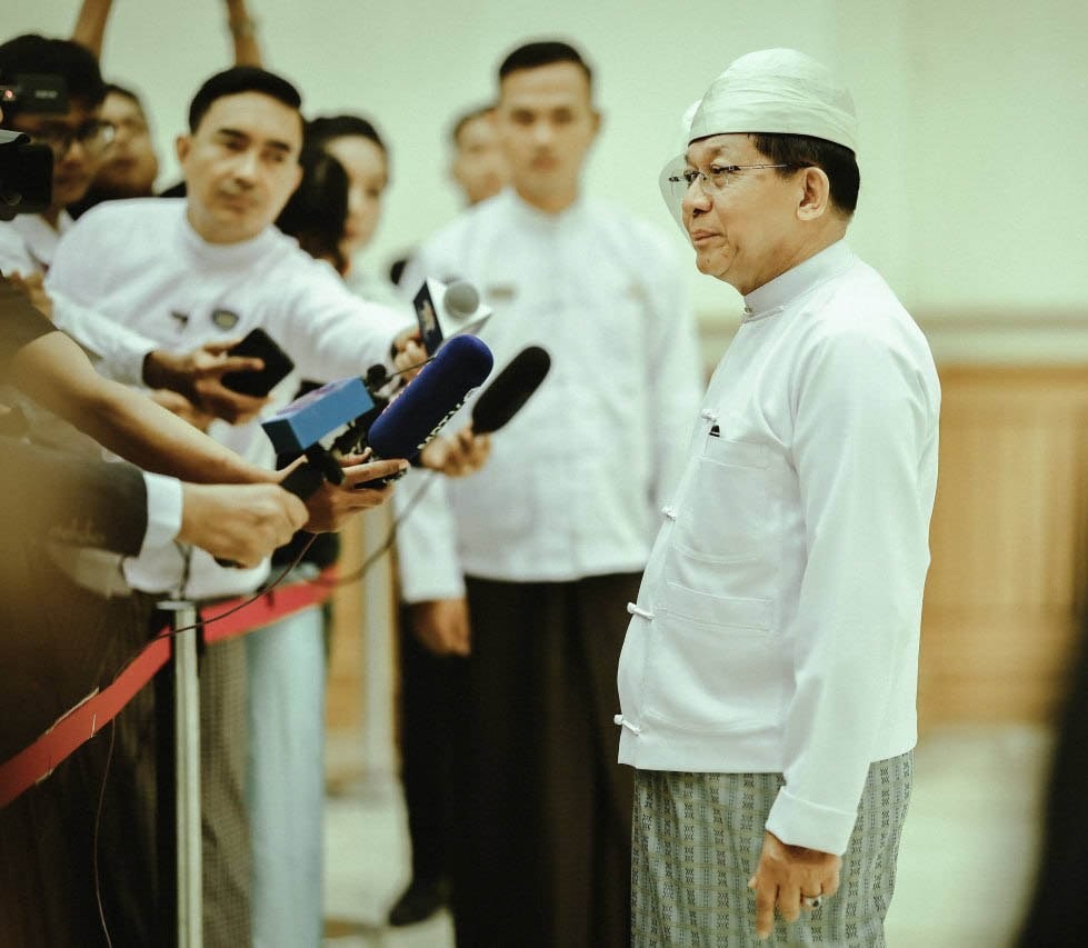 ရှေ့နောက်မညီ ပြောနေတဲ့ မင်းအောင်လှိုင်ကို စိတ်မနှံ့သူလို့ လူငယ်တွေ ဝေဖန်၊ အပျော်အပါးမှာ စစ်ဗိုလ်ချုပ်နဲ့ ခရိုနီတွေရဲ့ သားသမီးတွေသာဖြစ်ကြောင်း ထောက်ပြ
