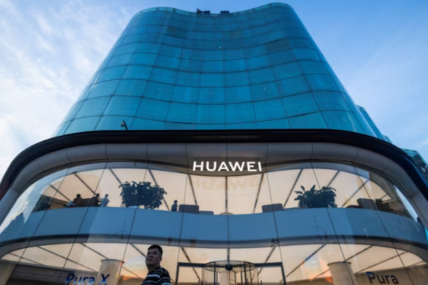 ထရမ့်အစိုးရက Huawei ကို ယှဉ်ပြိုင်ဖို့ Africell ကို ဒေါ်လာ သန်း ၁၀၀ နီးပါး ချေးငွေထုတ်ပေးမယ်လို့ဆို