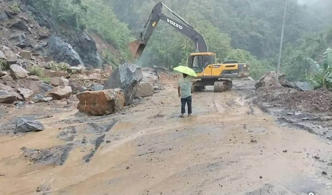 အိန္ဒိယနဲ့ ရခိုင်ပြည်နယ်ကြား ကုန်သွယ်ရေးလမ်းပိုင်းမှာ ရေကြီးမြေပြိုမှုတွေကြောင့် ကုန်သည်တွေနဲ့ ကုန်ကားတွေ ပိတ်မိနေ
