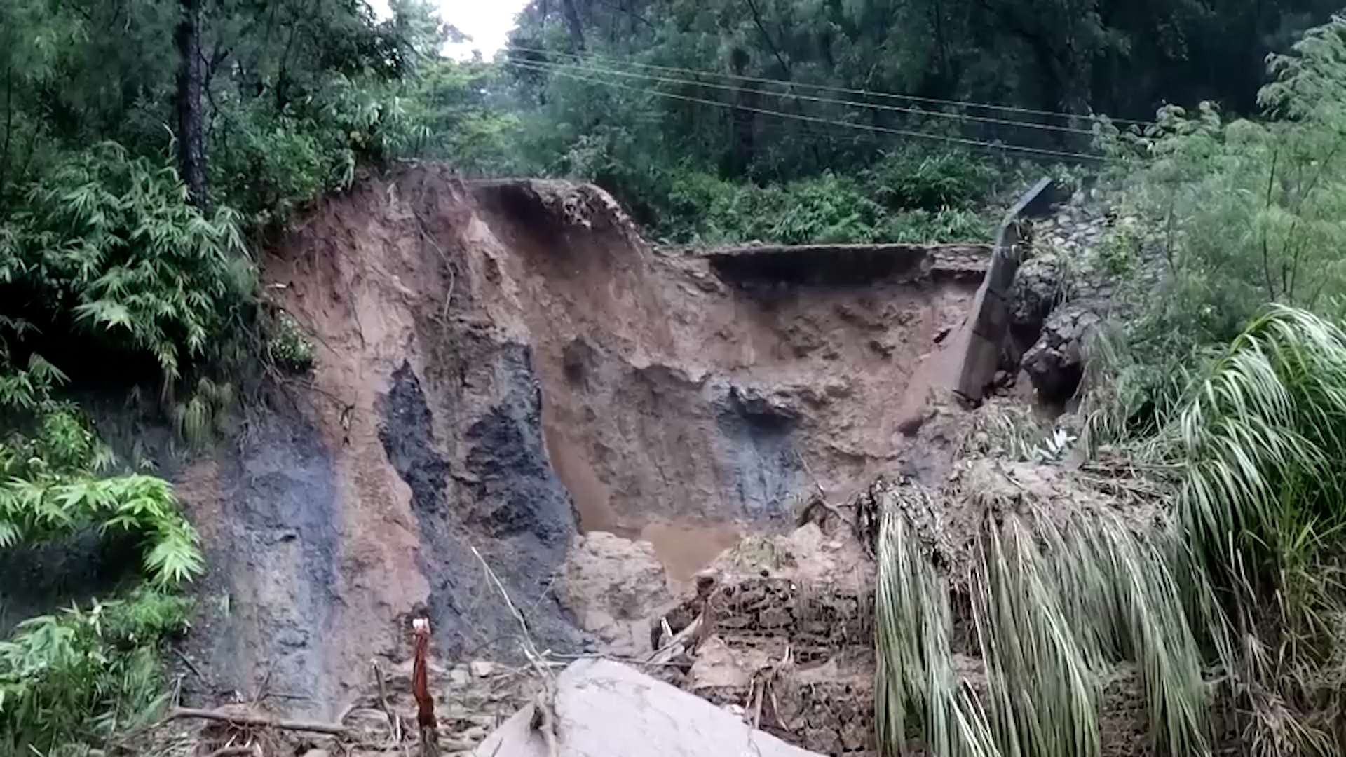 အိန္ဒိယနဲ့ နီပေါမှာ မိုးသည်းထန်ပြီး ရေကြီးမြေပြိုမှုတွေကြောင့် လူ ၇၀ ထက်မနည်း သေဆုံ;