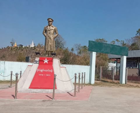 ကံမမြို့မှာ ဗိုလ်ချုပ်ကြေးရုပ်ကို ထွေအုပ်နဲ့ရဲက လုံခြုံရေးယူကာ ဖျက်ဆီးသွား 