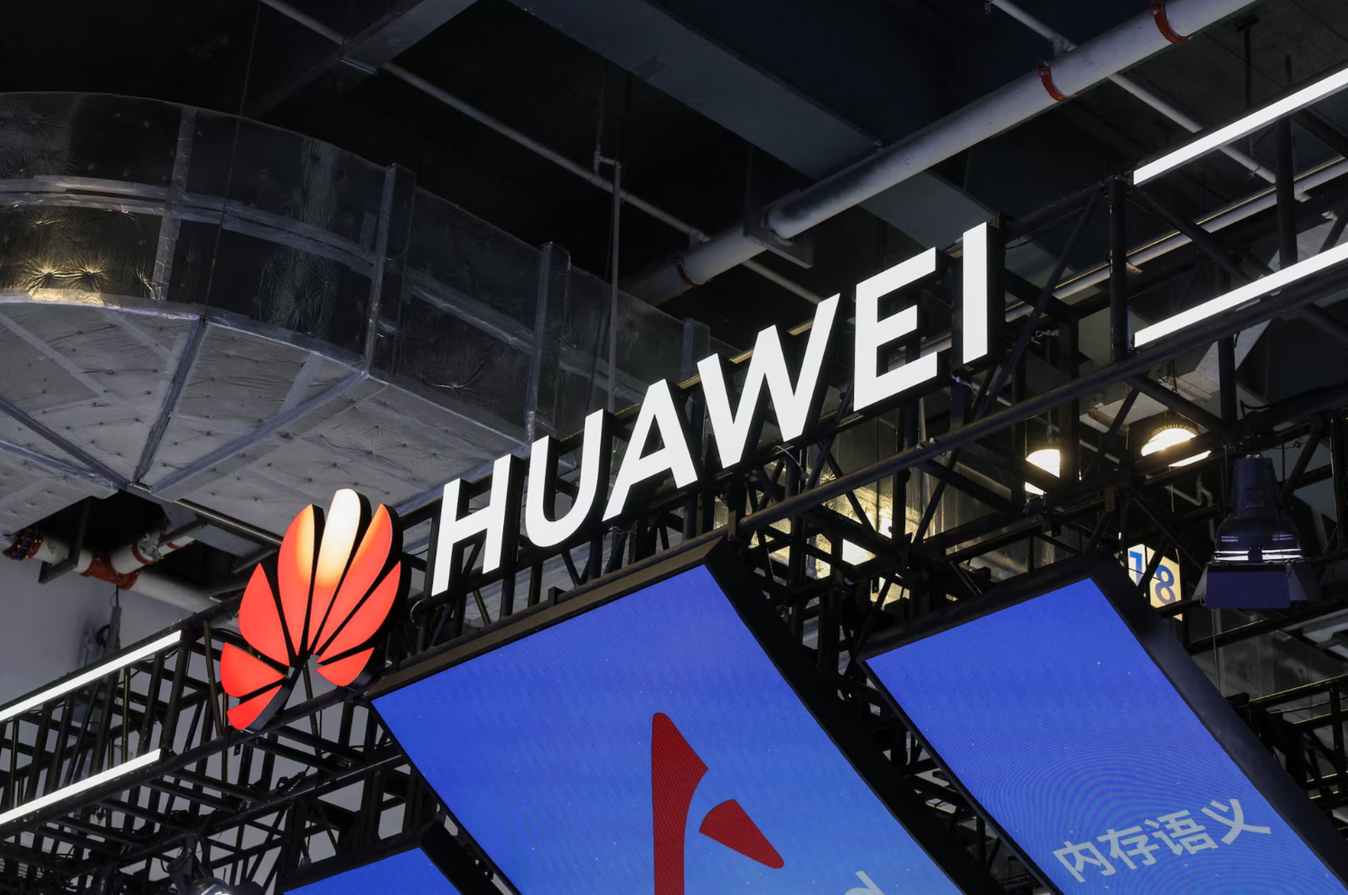 ထရမ့်အစိုးရက Huawei ကို ယှဉ်ပြိုင်ဖို့ Africell ကို ဒေါ်လာ သန်း ၁၀၀ နီးပါး ချေးငွေထုတ်ပေးမယ်လို့ဆို