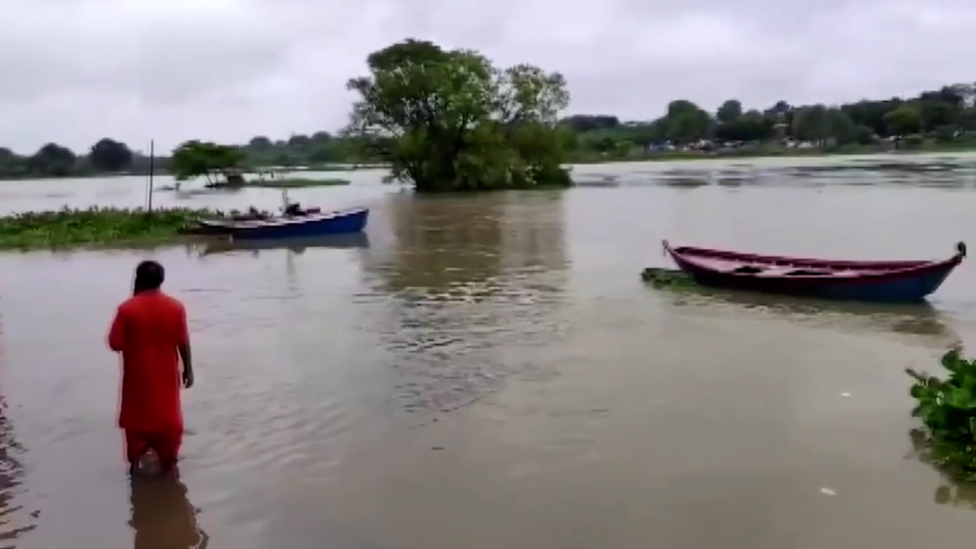 အိန္ဒိယနဲ့ နီပေါမှာ မိုးသည်းထန်ပြီး ရေကြီးမြေပြိုမှုတွေကြောင့် လူ ၇၀ ထက်မနည်း သေဆုံ;