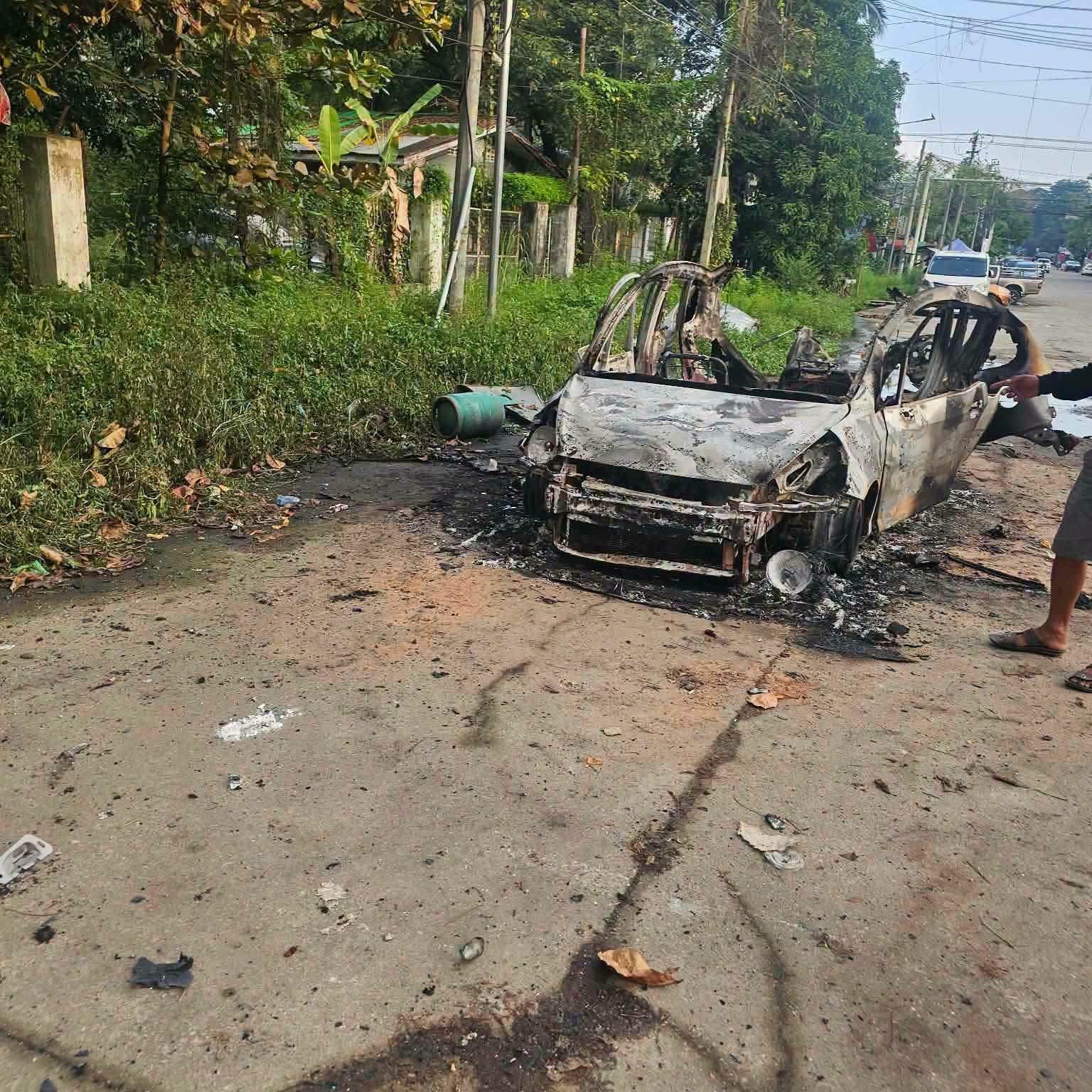 မြဝတီမြို့ ရဲစခန်းအနီး ပေါက်ကွဲမှုဖြစ်ပြီး ကား ၂ စီးနှင့် မော်တော်ပီကယ်ရုံးမီးလောင်ပျက်စီး