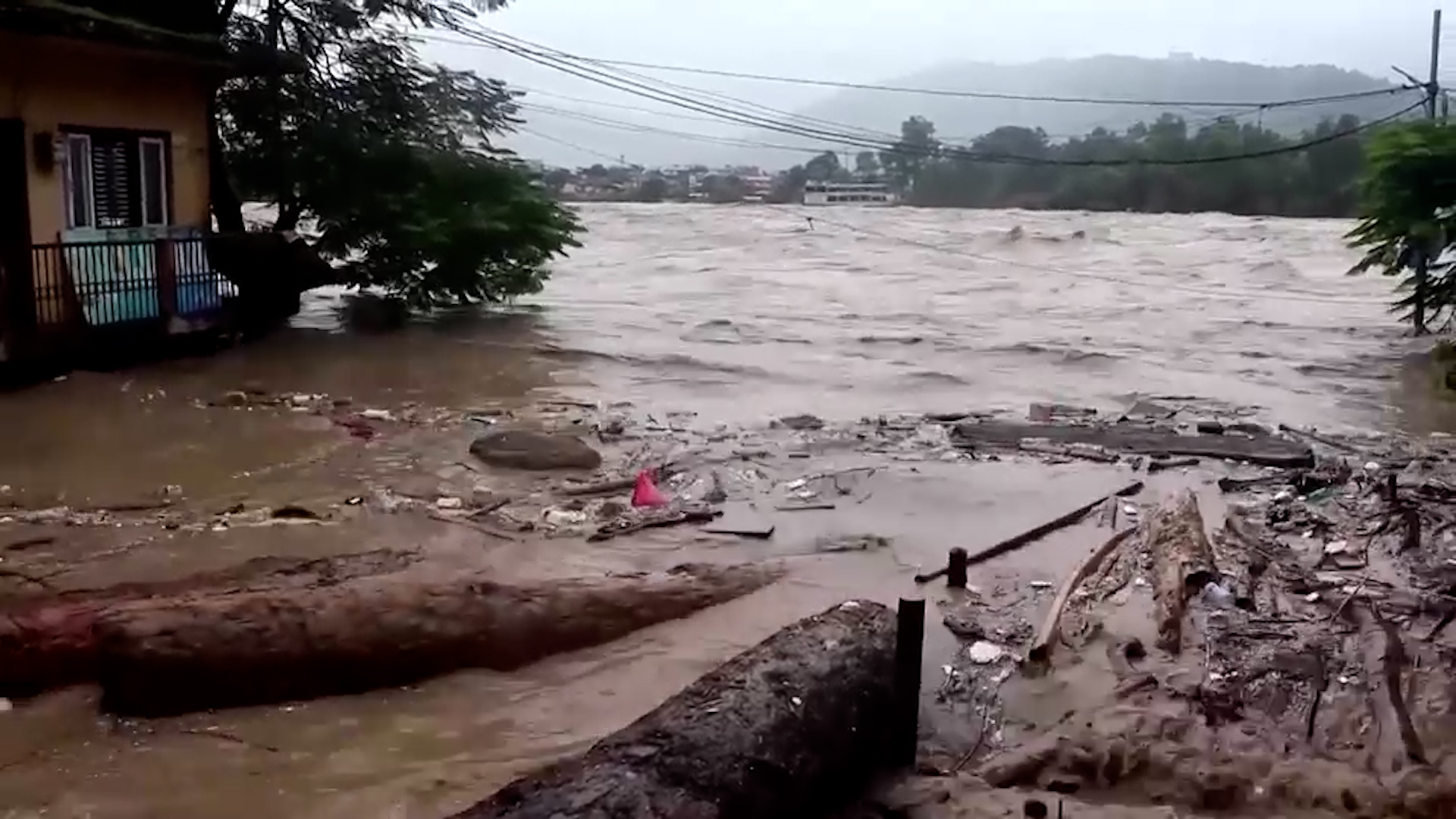 အိန္ဒိယနဲ့ နီပေါမှာ မိုးသည်းထန်ပြီး ရေကြီးမြေပြိုမှုတွေကြောင့် လူ ၇၀ ထက်မနည်း သေဆုံ;